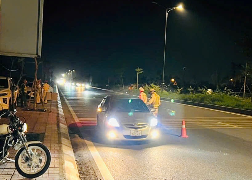 Công an quận Dương Kinh xử phạt 9 trường hợp vi phạm nồng độ cồn tối 3-10